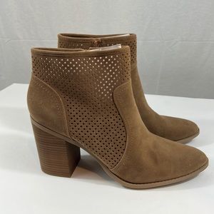 NWT Universal Threads Womens Sz 12 Taupe Boots w Side zipper 3.5” heel